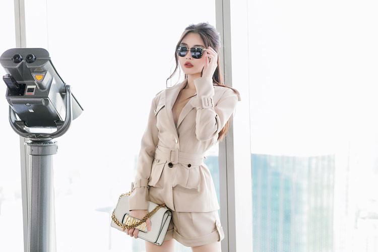 Bên cạnh đó, Hoa hậu Ngân Anh cũng đầu tư hình ảnh mỗi khi xuất hiện trước công chúng. Công bằng mà nói, những nỗ lực của người đẹp sau sóng gió, thị phi nên được ghi nhận. Ảnh: FBNV