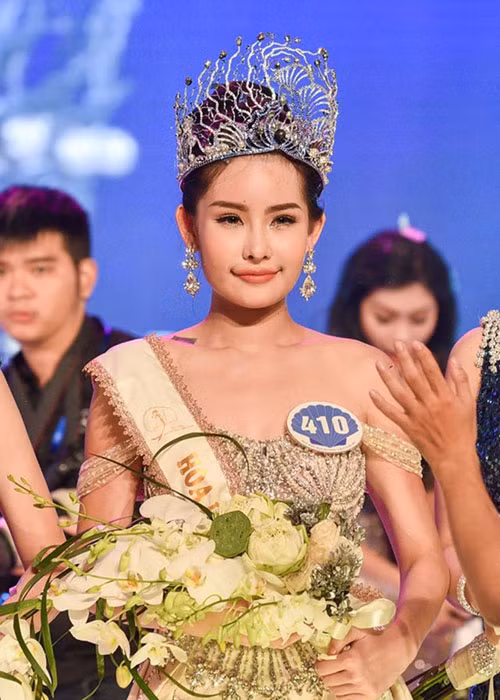 Ngân Anh đăng quang Hoa hậu Đại dương 2017. Thời điểm đăng quang, cô lộ những khoảnh khắc kém sắc. Đồng thời, những hình ảnh thời chưa dậy thì của Ngân Anh bị dân mạng khui lại khiến nhan sắc của cô bị chê bai thậm tệ. Ảnh: Danviet