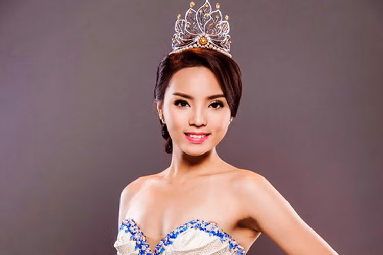 Dù lên tiếng xin lỗi nhưng Kỳ Duyên vẫn bị dân mạng yêu cầu trả lại vương miện. Trước scandal của Hoa hậu Kỳ Duyên, ban tổ chức Hoa hậu Việt Nam đã khiển trách cô đồng thời tước quyền trao vương miện cho người kế nhiệm. Ảnh: VOV