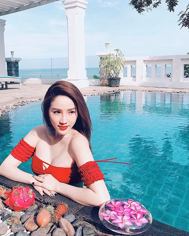 Ở tuổi 30, vẻ đẹp nóng bỏng và thần thái sexy chính là “vũ khí” chết người của của nữ ca sĩ.