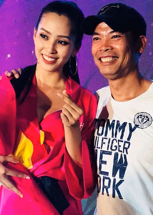 Hình ảnh Trần Tiểu Vy bên bố trong đêm thi Người đẹp Biển.