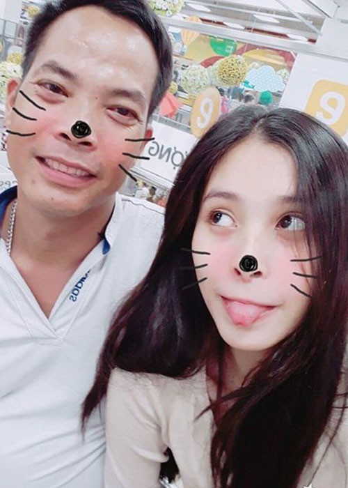 Khoảnh khắc nhí nhảnh của Trần Tiểu Vy bên bố.