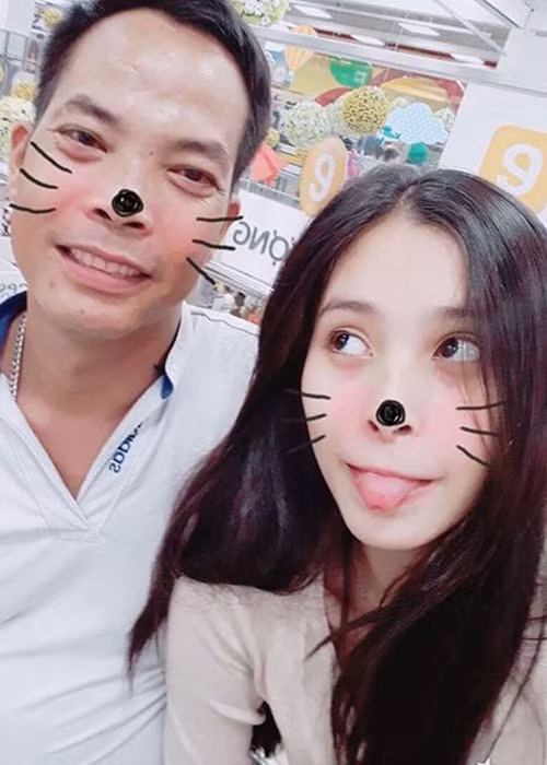 Khoảnh khắc nhí nhảnh của Trần Tiểu Vy bên bố.