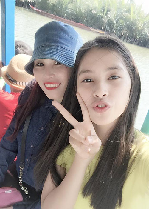 Theo lời tân Hoa hậu, bố của cô từng bị tai biến, mẹ là trụ cột chính của gia đình.