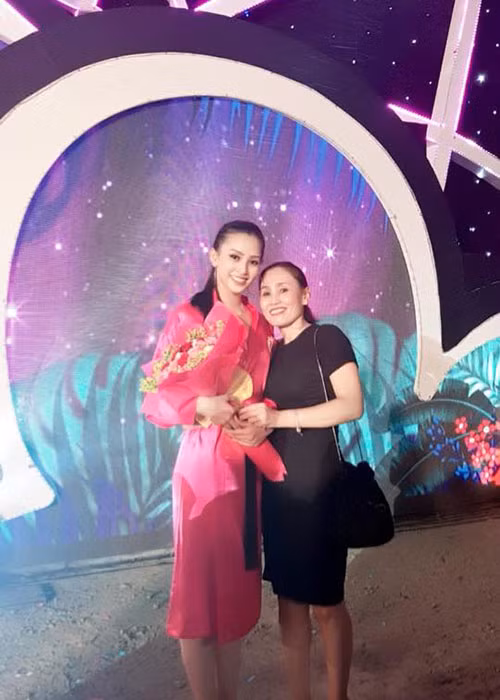 Mẹ của Hoa hậu Trần Tiểu Vy tên Huỳnh Thị Thu Trang còn bố của người đẹp tên Trần Mỹ. Cả hai luôn ủng hộ con gái trong suốt hành trình tham gia cuộc thi Hoa hậu Việt Nam 2018.