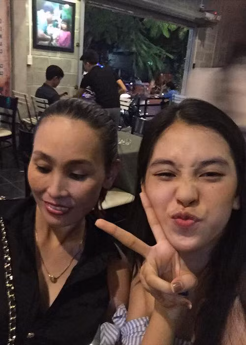 Trên trang cá nhân, tân Hoa hậu không ít lần khoe ảnh đời thường bên bố mẹ.