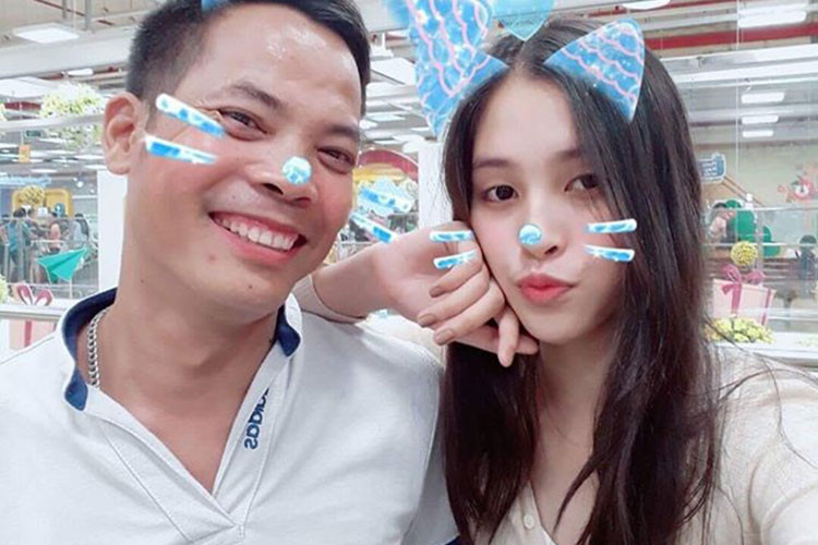 Có con gái 18 tuổi, bố của Hoa hậu Tiểu Vy vẫn phong độ, trẻ trung.