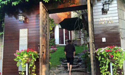 Đàm Vĩnh Hưng cất giấu gì phía sau cánh cửa căn biệt thự 60 tỷ - Hình 3 Dam Vinh Hung cat giau gi phia sau canh cua can biet thu 60 ty-Hinh-3