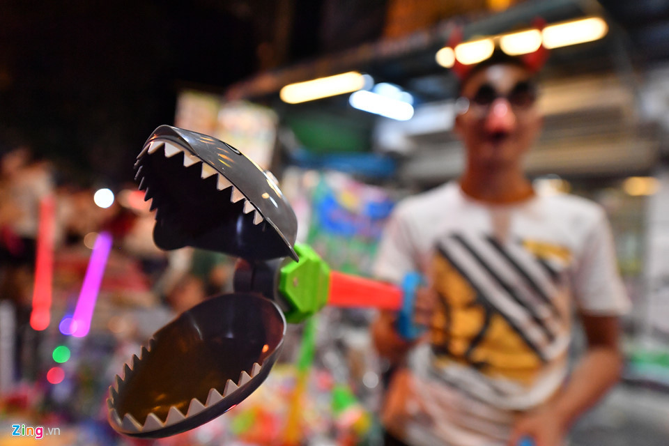 Chợ Trung thu năm nay cũng xuất hiện thêm nhiều loại đồ chơi mới lạ. Người bán liên tục phải đứng lề đường chìa ra ngoài quảng cáo chiếc kẹp hình đầu cá sấu.