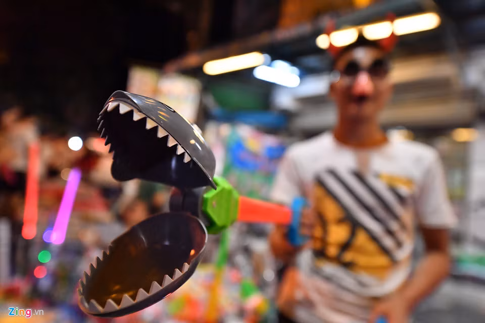 Chợ Trung thu năm nay cũng xuất hiện thêm nhiều loại đồ chơi mới lạ. Người bán liên tục phải đứng lề đường chìa ra ngoài quảng cáo chiếc kẹp hình đầu cá sấu.