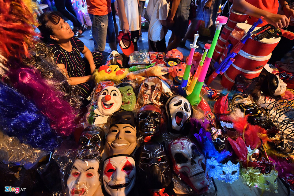 Giá các loại đồ chơi này khá vừa túi tiền giới trẻ, chỉ 30.000 - 50.000 đồng/chiếc.