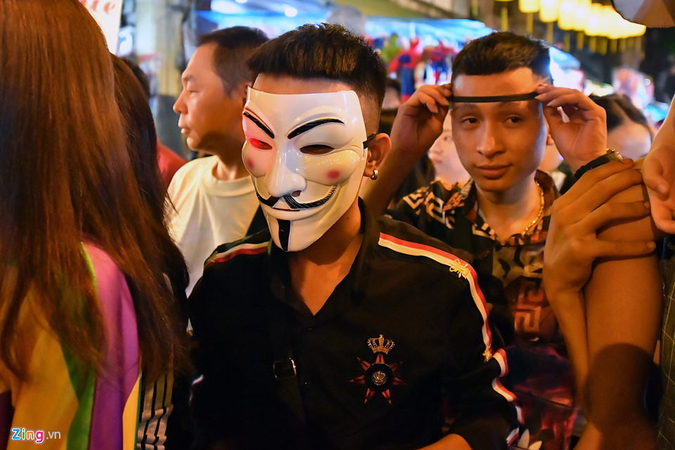Nhiều nhóm bạn trẻ khác cũng thích thú mua và đeo mặt nạ mang về nhà.