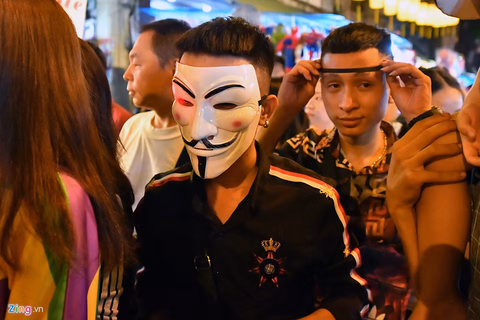 Nhiều nhóm bạn trẻ khác cũng thích thú mua và đeo mặt nạ mang về nhà.