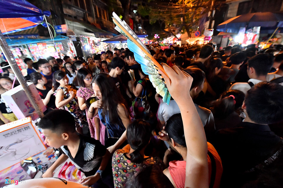 Thời tiết chỉ 26-27 độ C nhưng khu vực này bị ngột ngạt vì quá nhiều người chen lấn.