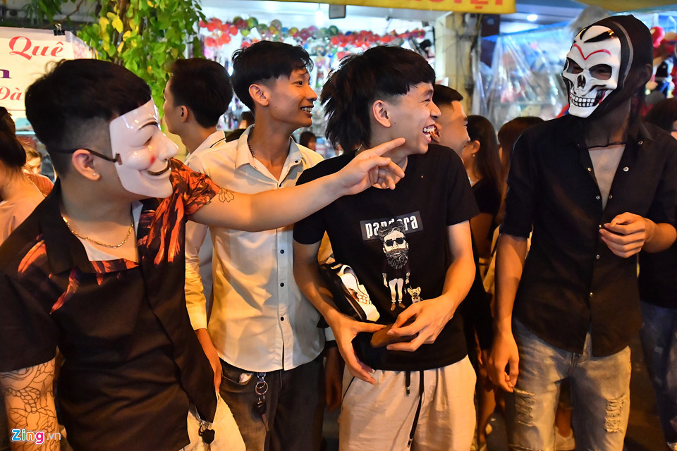 Nhóm thanh niên mỗi người mua một chiếc để đeo lượn lờ phố chợ. Giá mỗi chiếc là 30.000 đồng sau khi được bà chủ hàng giảm giá.