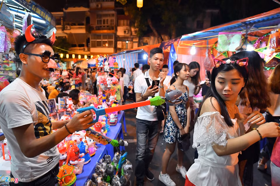 Anh ta thường trêu đùa các cô gái đi ngang qua.