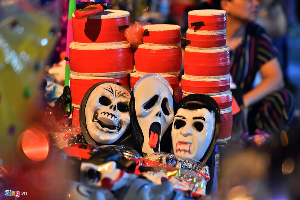 Những chiếc mặt nạ ghê rợn được bày ngay cạnh mặt hàng đồ chơi truyền thống Việt Nam.