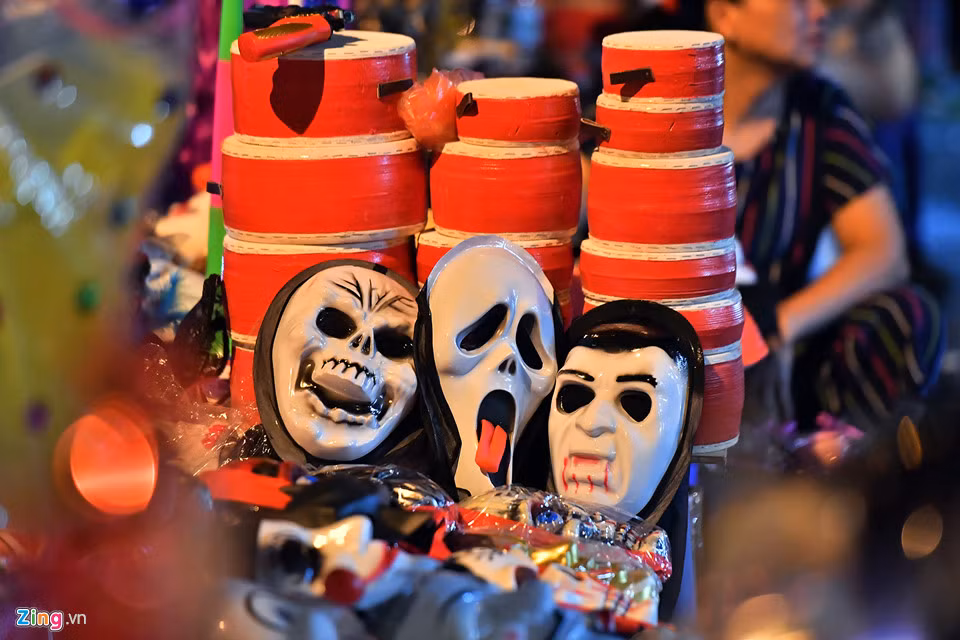 Những chiếc mặt nạ ghê rợn được bày ngay cạnh mặt hàng đồ chơi truyền thống Việt Nam.