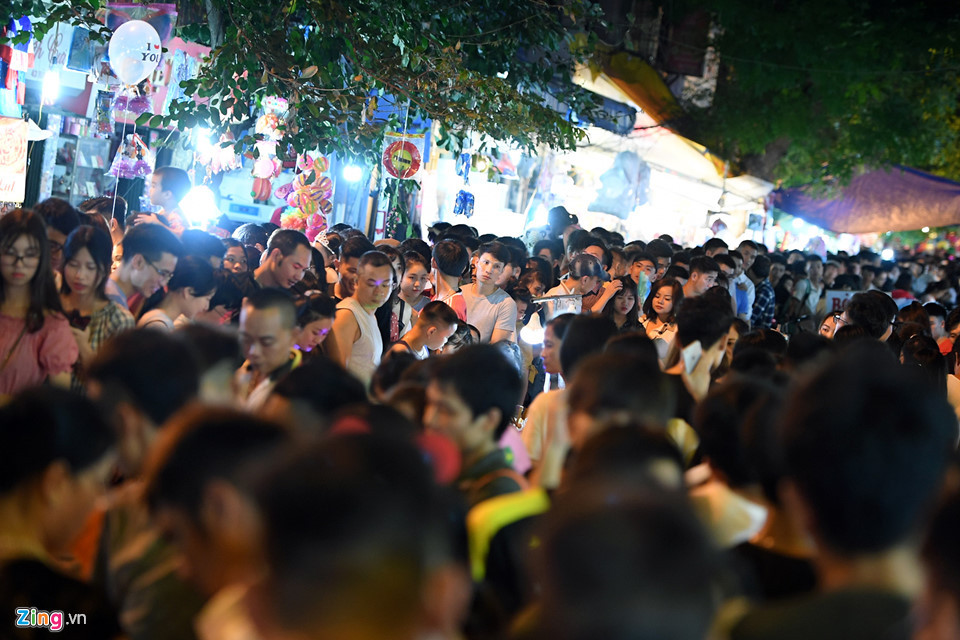 Dự kiến vào tối 24/9 (15/8 Âm lịch), khu vực này còn đông hơn nữa khi người dân đổ ra đường phá cỗ đón trăng mừng Tết Trung thu.