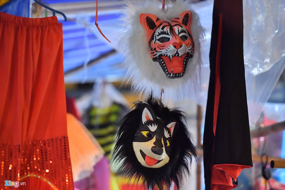 Người bán hàng cho biết diện tích bày hàng có hạn, chỉ treo những loại nào khách ưa thích, bán chạy.