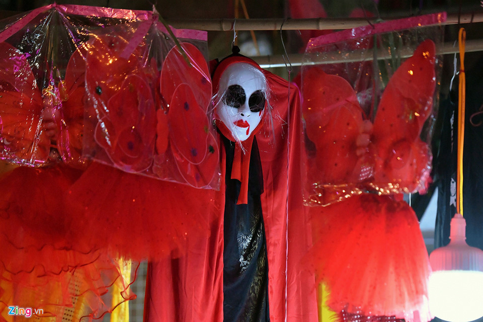 ... lẫn treo lủng lẳng trước cửa nhà. Chúng hầu hết được nhập từ Trung Quốc với giá rất rẻ.