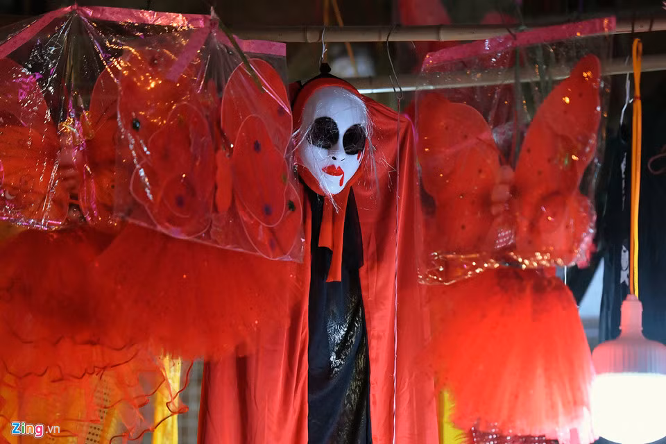 ... lẫn treo lủng lẳng trước cửa nhà. Chúng hầu hết được nhập từ Trung Quốc với giá rất rẻ.