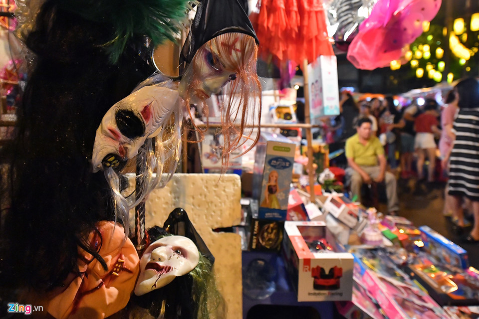 Tại đây vắng bóng loại mặt nạ giấy bồi hay những mặt nạ kiểu chú Tễu truyền thống của Việt Nam.