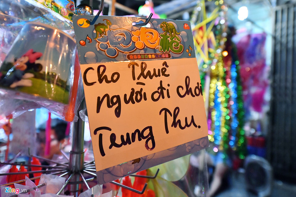 Trên phố Hàng Mã, tấm biển gây tò mò cho nhiều khách khi bước vào cửa hàng mua đồ chơi Trung thu. Khi được hỏi có dịch vụ này thật không, người phụ nữ ngồi bán hàng gần đó nói: "Không thật thì treo nó làm gì".