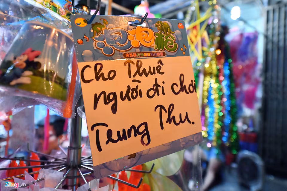 Trên phố Hàng Mã, tấm biển gây tò mò cho nhiều khách khi bước vào cửa hàng mua đồ chơi Trung thu. Khi được hỏi có dịch vụ này thật không, người phụ nữ ngồi bán hàng gần đó nói: "Không thật thì treo nó làm gì".