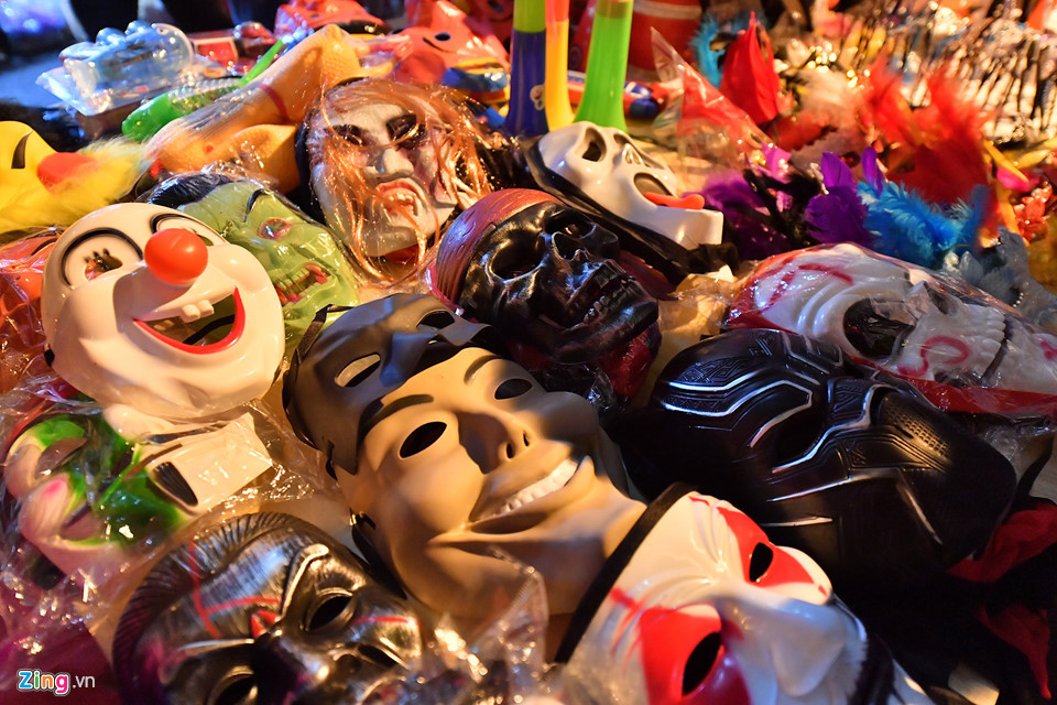 Có đủ loại hình thù, mẫu mã ghê rợn bày cả trên sạp hàng...