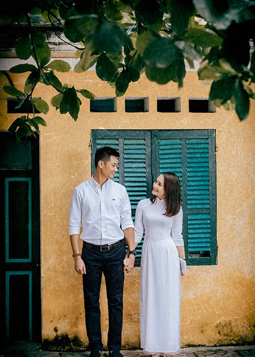 "Chúng mình muốn sống thật chậm để tận hưởng cuộc sống đúng nghĩa. Kiếm tiền lo cho gia đình là việc đương nhiên, nhưng chúng mình cũng dành rất nhiều thời gian để cùng nhau đi du lịch mở mang tầm mắt. Con trai sẽ có nhiều trải nghiệm về cuộc sống hơn, tích lũy thêm cho mình nhiều kỹ năng sống. Còn bố mẹ thì sẽ có thêm nhiều thời gian bên nhau hơn sau những ngày dài ngập trong công việc", Bảo Thanh nói.