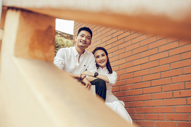 Về trường cũ, Bảo Thanh diện áo dài trắng thướt tha.