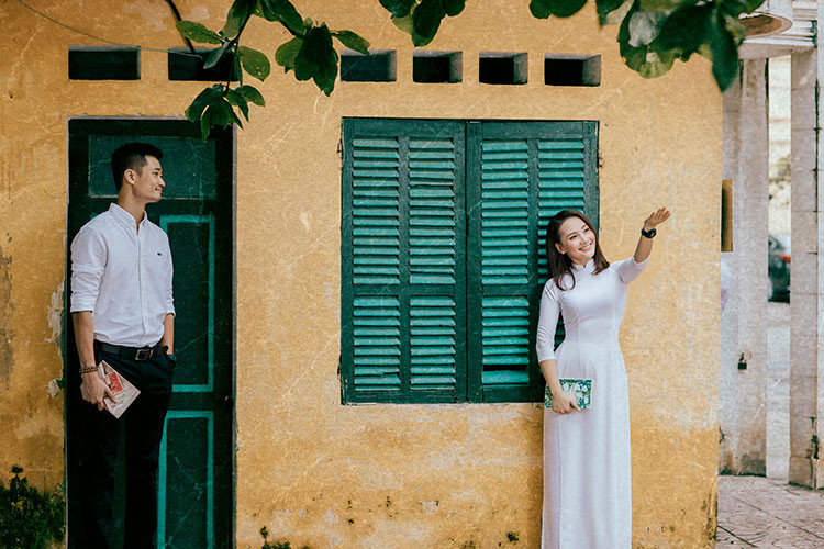 Ngày xưa, cặp đôi học cùng trường, cách nhau vài khóa.