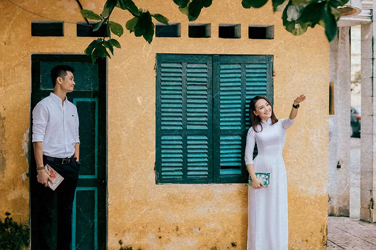 Ngày xưa, cặp đôi học cùng trường, cách nhau vài khóa.