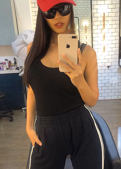 Trên trang cá nhân, nữ siêu mẫu thường xuyên chia sẻ những bí quyết giảm cân sau khi sinh với các bà mẹ bỉm sữa khác.