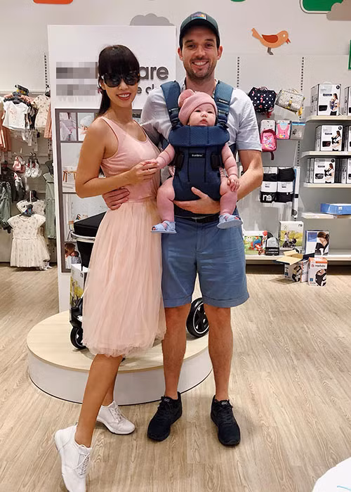 Hình ảnh vợ chồng Hà Anh đưa con gái 3 tháng tuổi đi mua sắm.