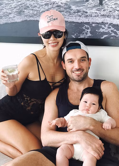 Hình ảnh Hà Anh rạng rỡ đi nghỉ dưỡng cùng chồng con sau khi sinh con gái được một thời gian ngắn.