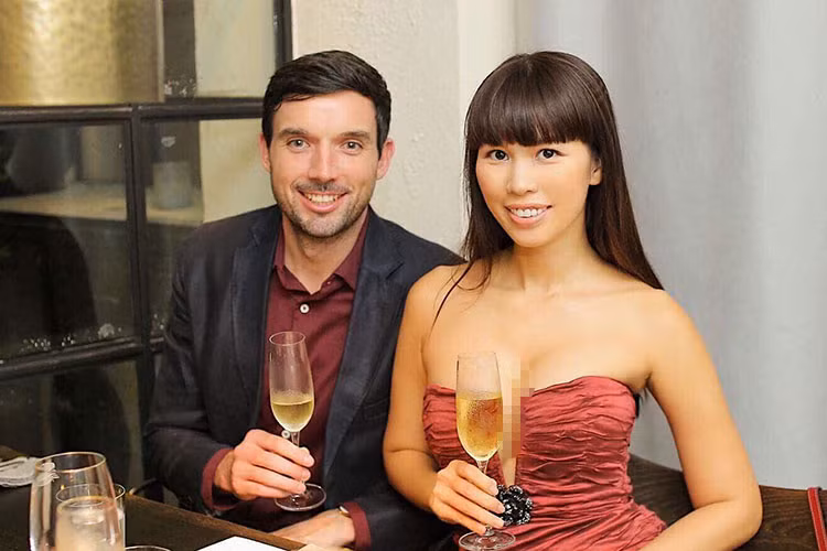 Bận chăm con, Hà Anh vẫn không quên quan tâm đến ông xã. Cặp đôi thỉnh thoảng trốn con đi ăn tối để hâm nóng tình cảm vợ chồng.