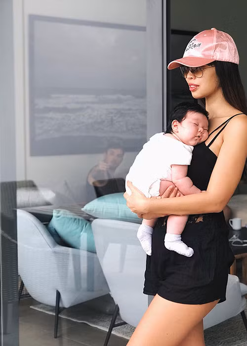 Nữ siêu mẫu và ông xã ngoại quốc còn đưa con gái đi du lịch.