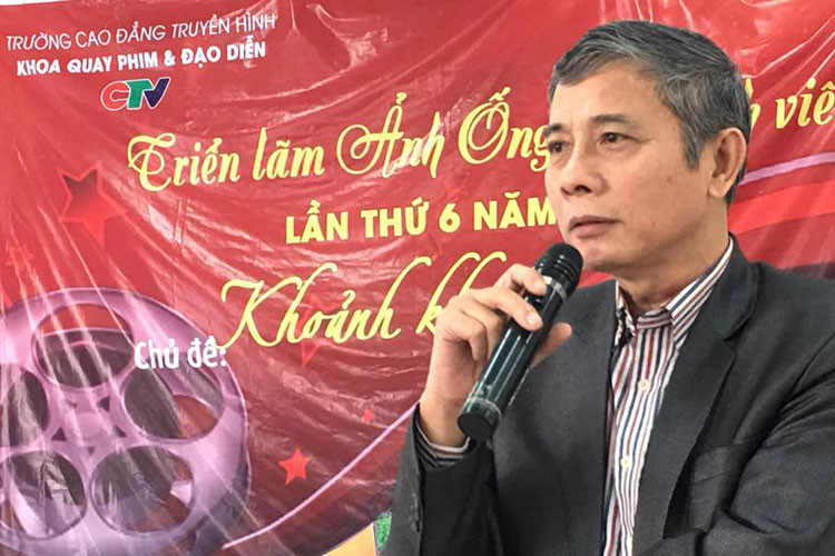 Sinh năm 1955, đạo diễn Phạm Đông Hồng có bố là đạo diễn, từng làm giám đốc Sở Văn hóa Thông tin tỉnh Quảng Ninh, mẹ là Giám đốc thư viện tỉnh Quảng Ninh. Năm 1980, ông tốt nghiệp Đại học Sân khấu Điện ảnh, sau đó đi tu nghiệp ở nước ngoài. Ảnh: FBNV