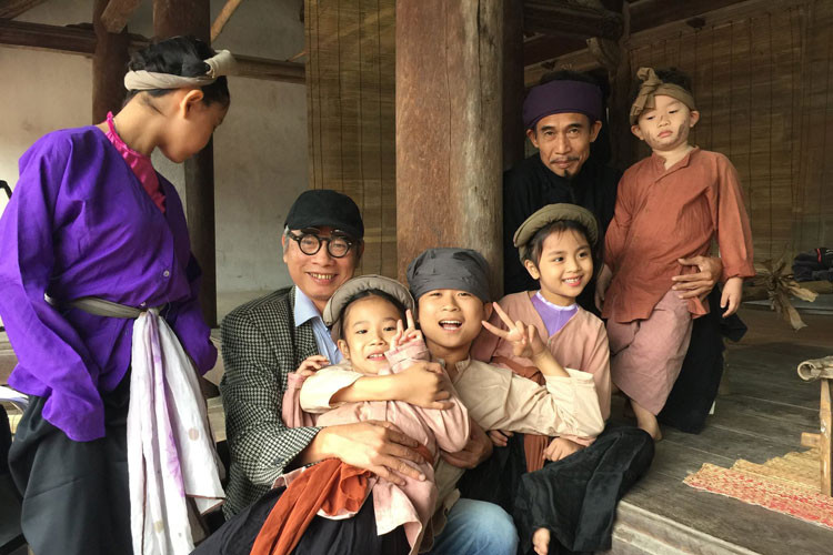 Khán giả yêu thích hài Tết của đạo diễn Phạm Đông Hồng bởi các tác phẩm của ông đều có tính chất chính luận, đằng sau chất hài dân dã. Ngoài ra, Tết là dịp sum họp gia đình nên nam đạo diễn chủ trương làm phim cho cả gia đình. Ảnh: FBNV