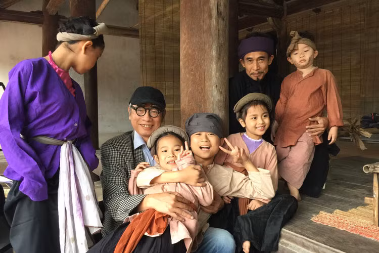 Khán giả yêu thích hài Tết của đạo diễn Phạm Đông Hồng bởi các tác phẩm của ông đều có tính chất chính luận, đằng sau chất hài dân dã. Ngoài ra, Tết là dịp sum họp gia đình nên nam đạo diễn chủ trương làm phim cho cả gia đình. Ảnh: FBNV