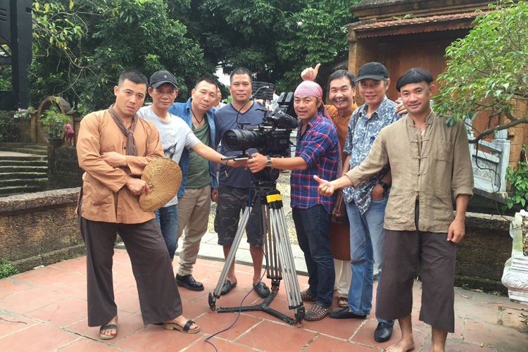 Đa phần các sản phẩm hài Tết của đạo diễn Phạm Đông Hồng là hài dân gian. Vốn chỉn chu trong công việc, ông đầu tư kỹ lưỡng cho những đứa con tinh thần của mình từ dàn diễn viên, kịch bản, bối cảnh đến công nghệ làm phim. Ảnh: FBNV