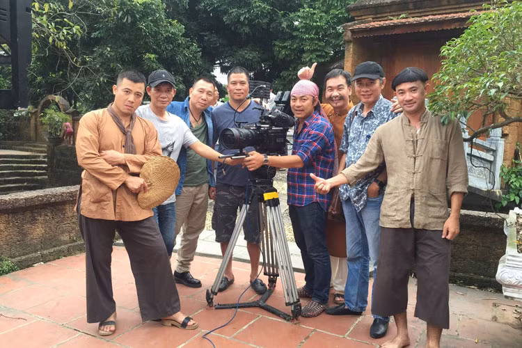 Đa phần các sản phẩm hài Tết của đạo diễn Phạm Đông Hồng là hài dân gian. Vốn chỉn chu trong công việc, ông đầu tư kỹ lưỡng cho những đứa con tinh thần của mình từ dàn diễn viên, kịch bản, bối cảnh đến công nghệ làm phim. Ảnh: FBNV