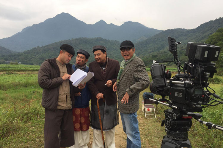 Trong một cuộc phỏng vấn với Sở Văn hóa và Thể thao Thành phố Hà Nội, đạo diễn Phạm Đông Hồng tự nhận mình là một trong số ít người “dũng cảm” còn theo đuổi hài dân gian vốn khó làm và kinh phí lớn. Ảnh: FBNV