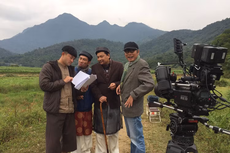 Trong một cuộc phỏng vấn với Sở Văn hóa và Thể thao Thành phố Hà Nội, đạo diễn Phạm Đông Hồng tự nhận mình là một trong số ít người “dũng cảm” còn theo đuổi hài dân gian vốn khó làm và kinh phí lớn. Ảnh: FBNV