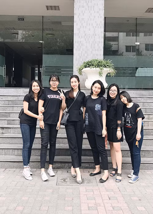 Chia sẻ trên Một thế giới, Đỗ Mỹ Linh cho hay cô tốt nghiệp đại học loại khá và đang có suy nghĩ sẽ tiếp tục học thạc sĩ ở nước ngoài. Ảnh: FBNV