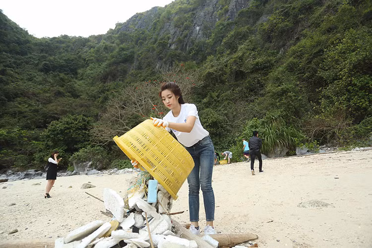 Đỗ Mỹ Linh cũng tích cực tham gia các hoạt động mang tính chất cộng đồng. Ảnh: FBNV