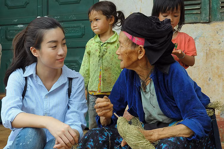 Nhiều người mong đợi Trần Tiểu Vy cũng hoàn thành tốt vai trò của một hoa hậu giống Đỗ Mỹ Linh. Ảnh: FBNV