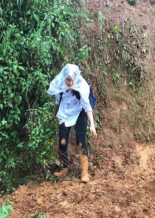 Trong 2 năm nhiệm kỳ, Đỗ Mỹ Linh ghi điểm với nhiều dự án nhân ái. Đáng chú nhất là dự án "Cõng điện lên bản" mà cô thực hiện trong cuộc thi Hoa hậu Thế giới 2017. Ảnh: FBNV